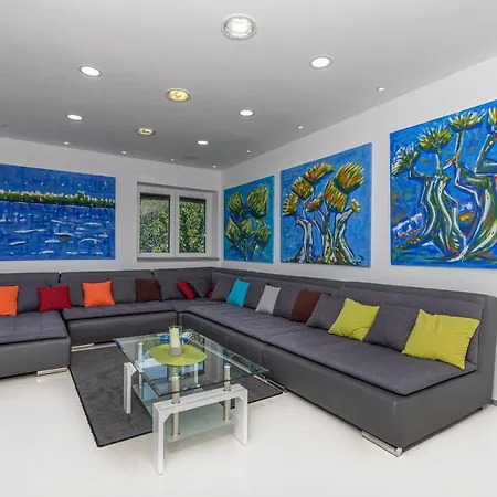 Luxury With A Swimming Pool - 21519 فيلة