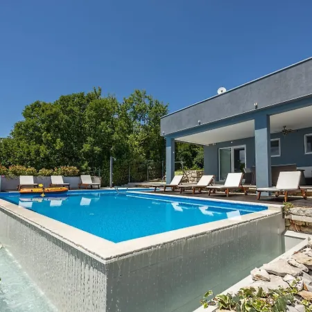 Luxury With A Swimming Pool - 21519 فيلة *