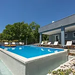 Luxury With A Swimming Pool - 21519 Willa *