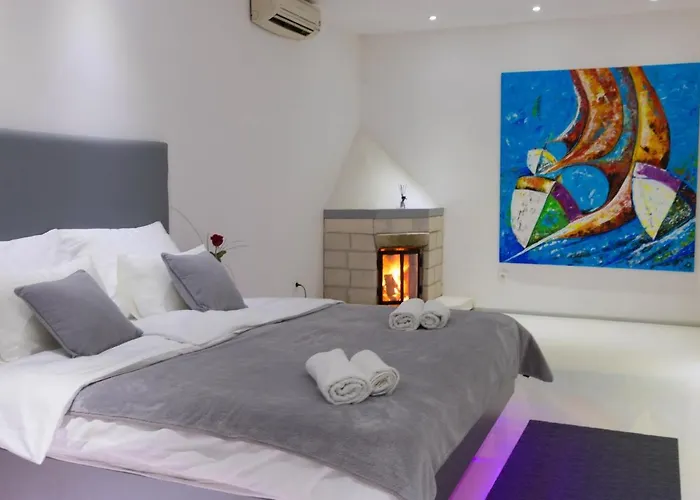 Luxury With A Swimming Pool - 21519